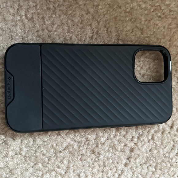 2 phone cases and 1 glass screen protector (for iPhone 12/12 pro) - Picture 4 of 10